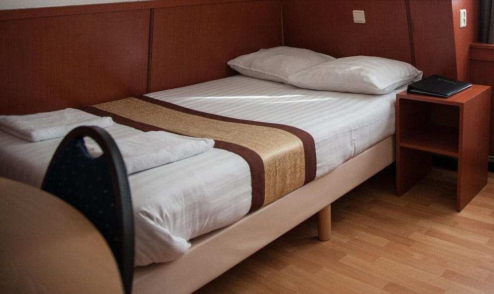 BASIC, SINGLE, SINGLE BED, SHARED BATHROOM
