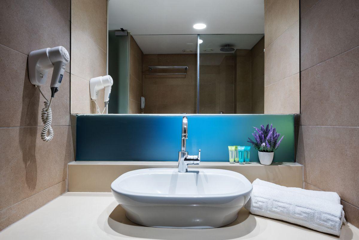 Superior, Double Bed, Balcony, Angela Downtown Hotel 3/3