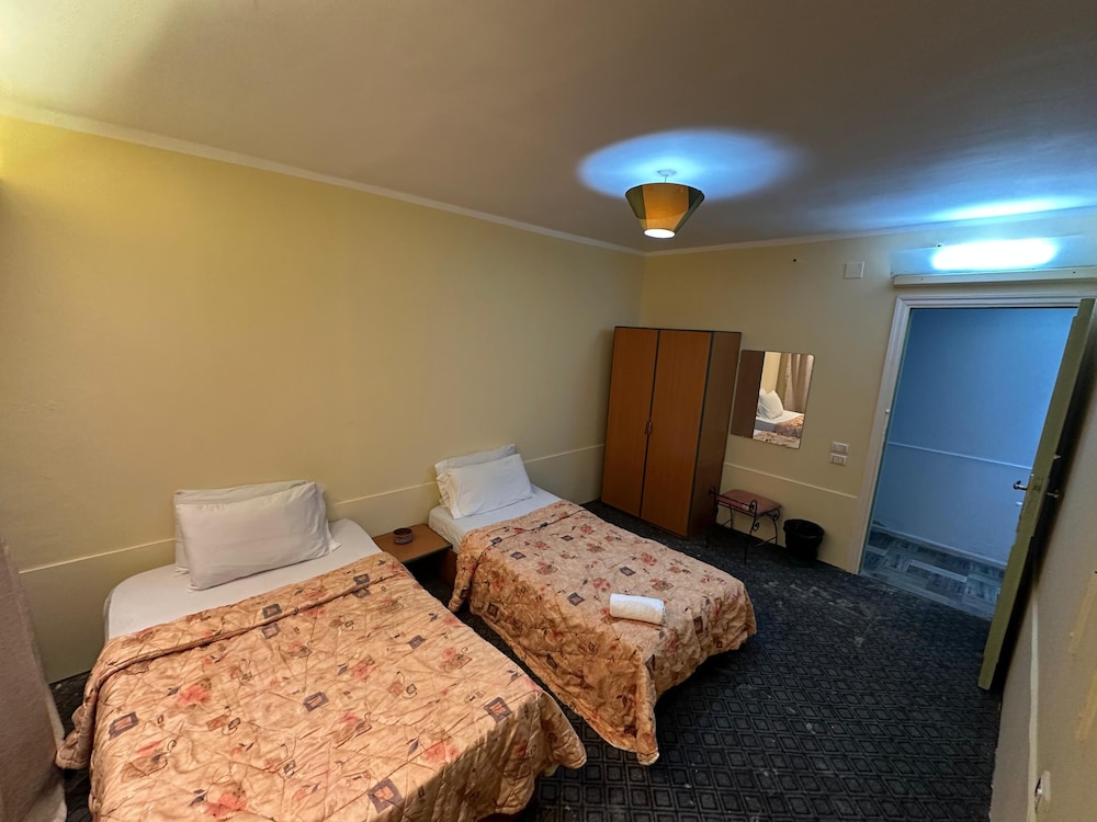 ROOM, SINGLE, SHARED BATHROOM