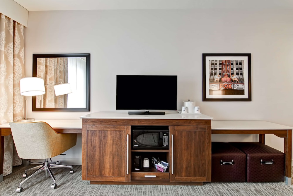 Hampton Inn And Suites Detroit Troy 56/64