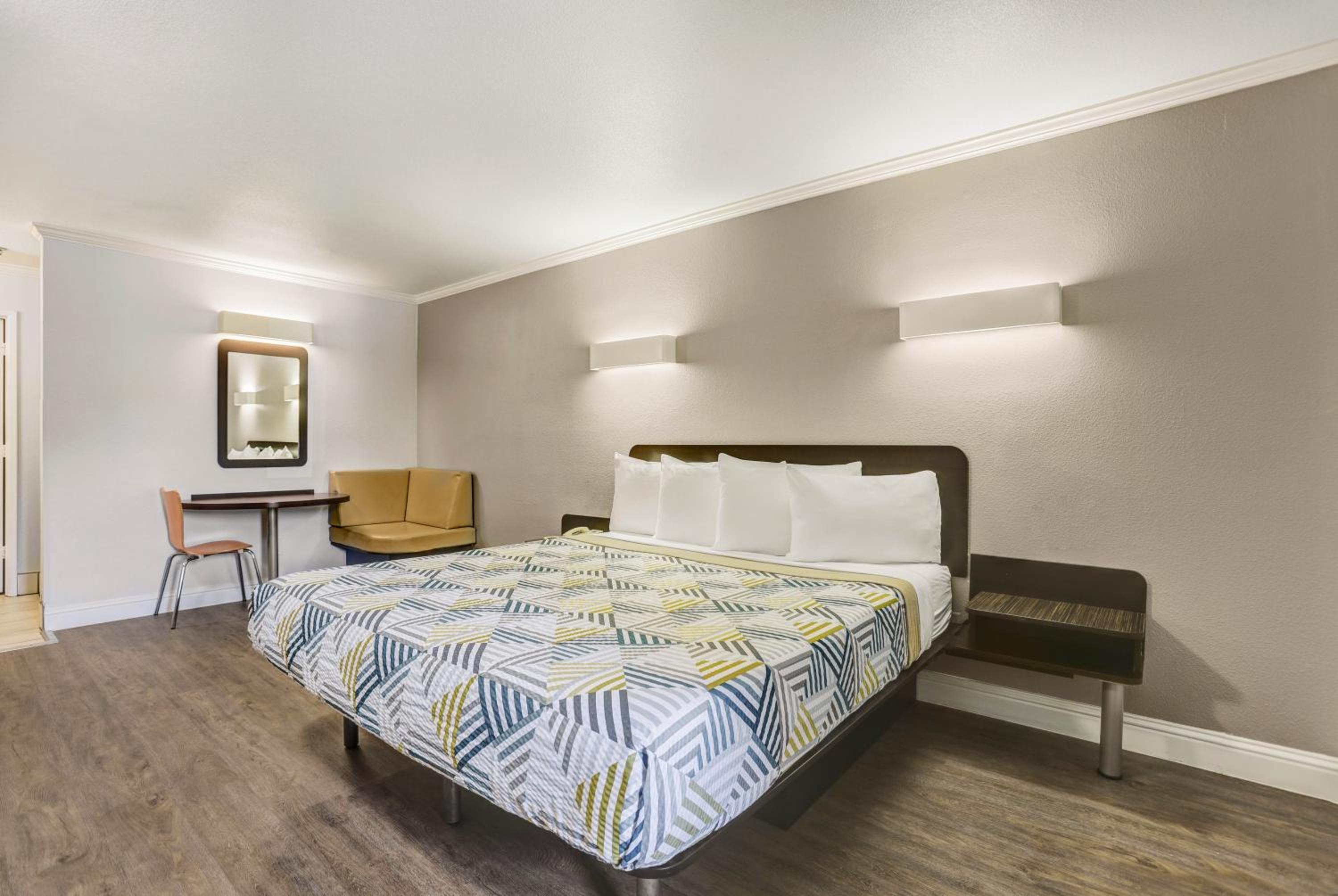 1 Queen Bed Mobility Accessible Tub Nsmk، Motel6 Lodi, CA 4/7