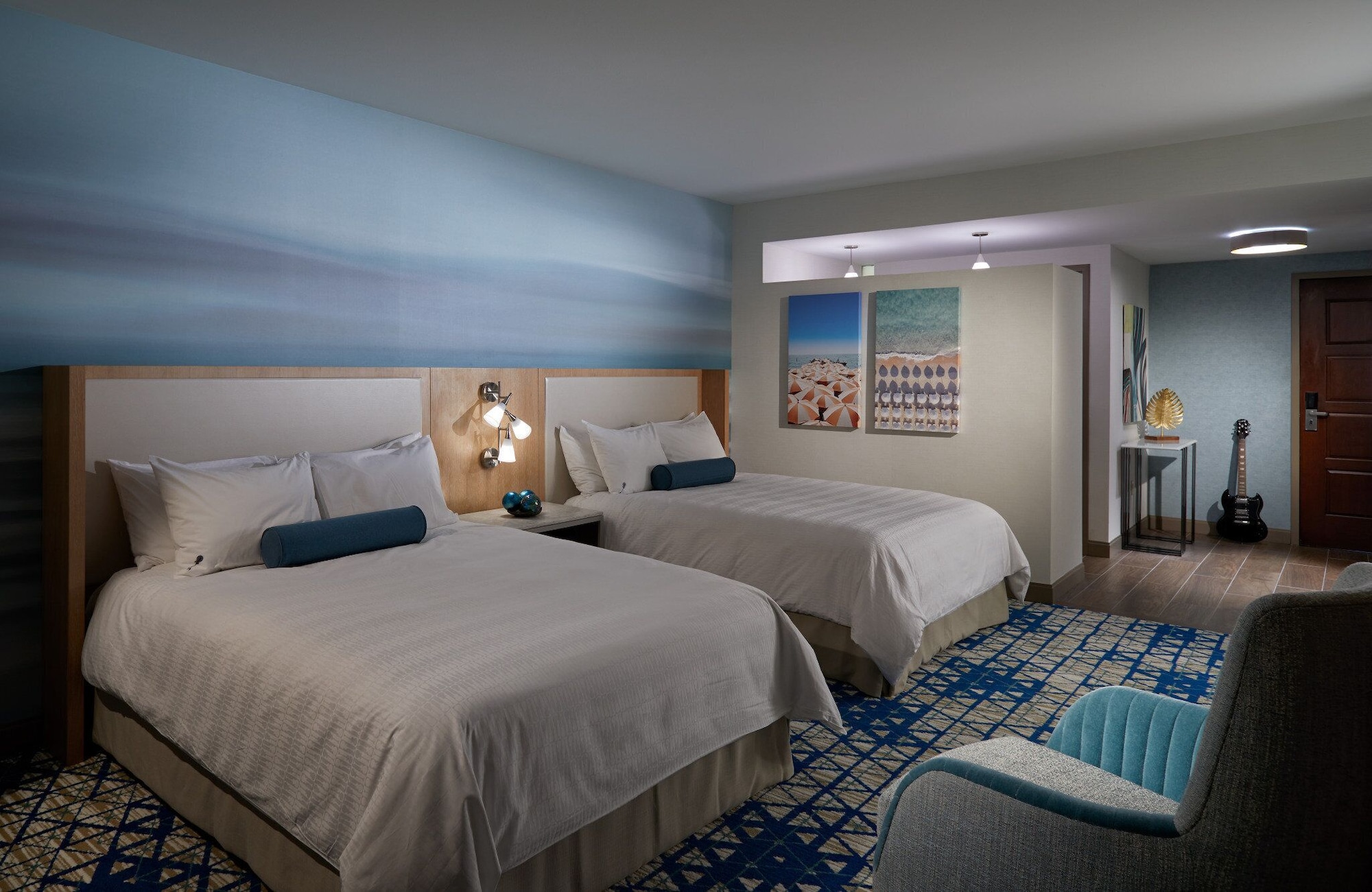DELUXE, 2 QUEEN BEDS, POOL VIEW
