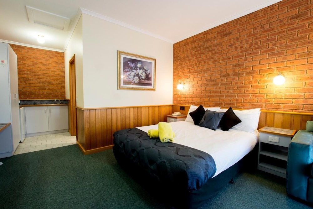 Golden River Motor Inn 11/33