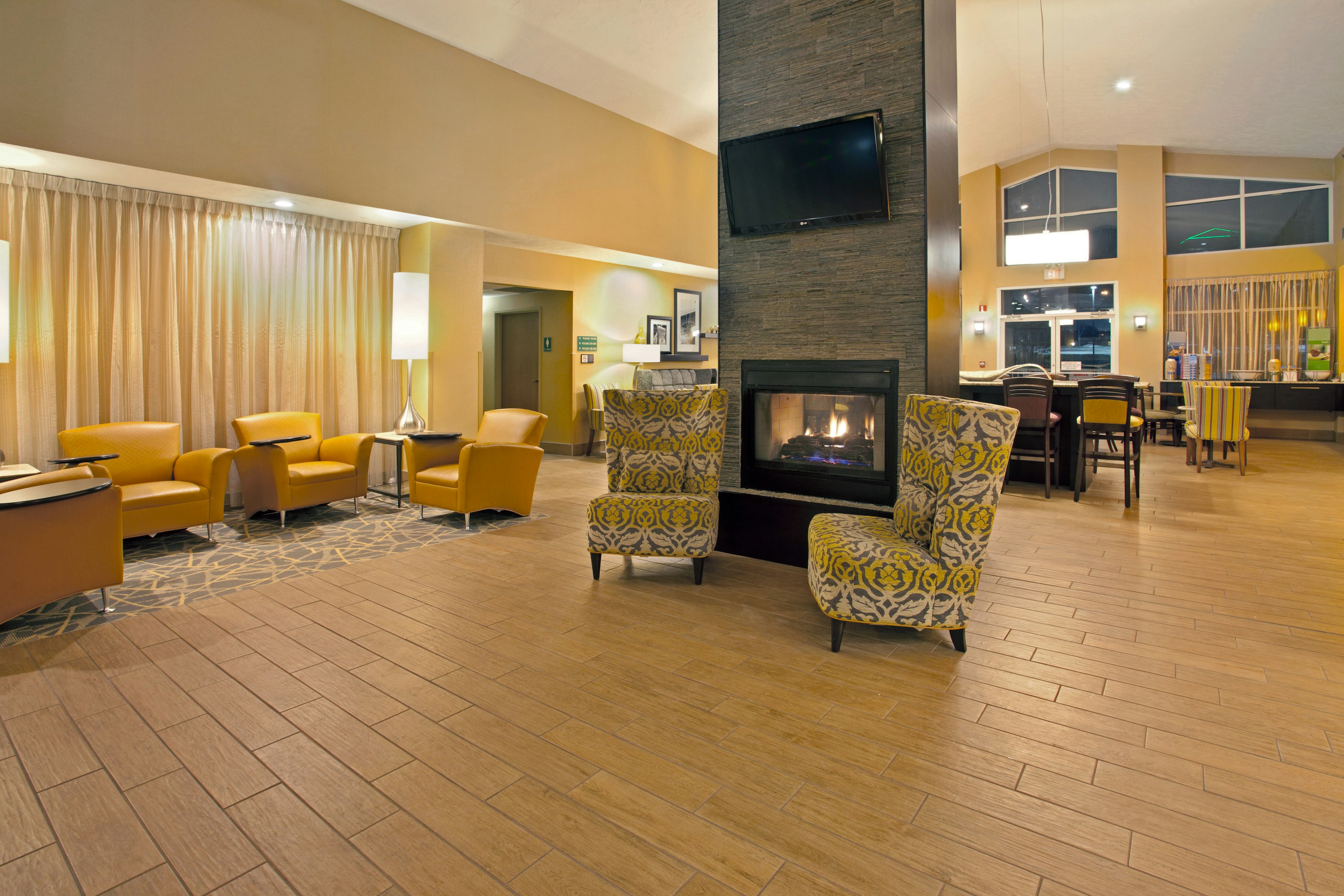 Hampton Inn Suites Cleveland Independence 25/40