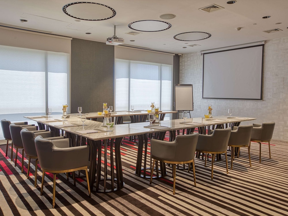 Novotel Suites Manila At Acqua 44/52