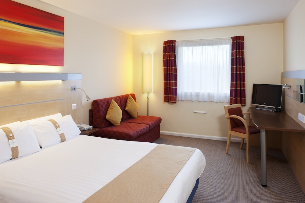 Holiday Inn Express Cardiff Airport 6/27