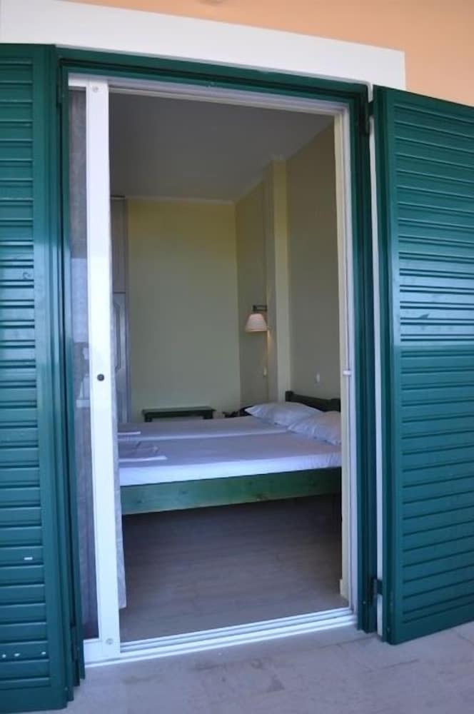 Paramonas Hotel 12/50