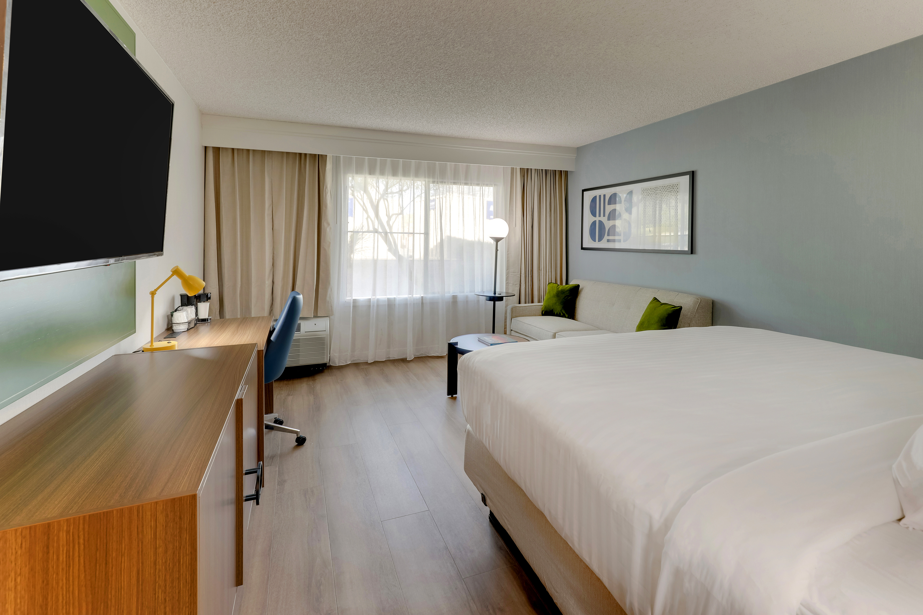 DELUXE, KING BED