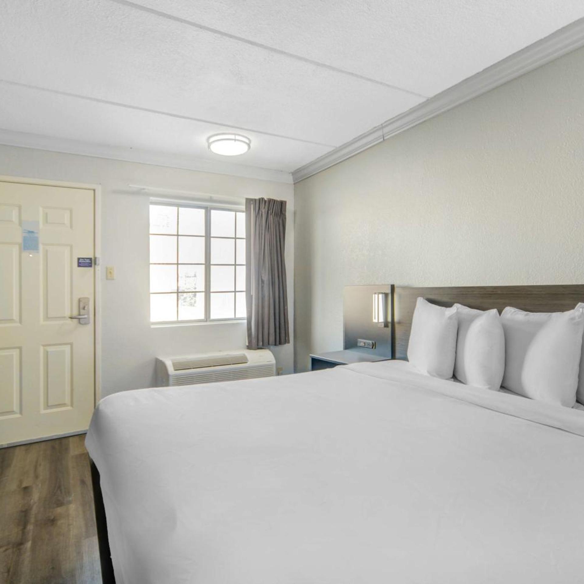 ROOM, KING BED