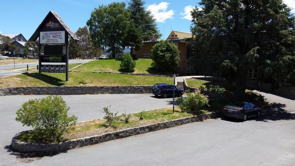 LAKE JINDABYNE HOTEL 11/75