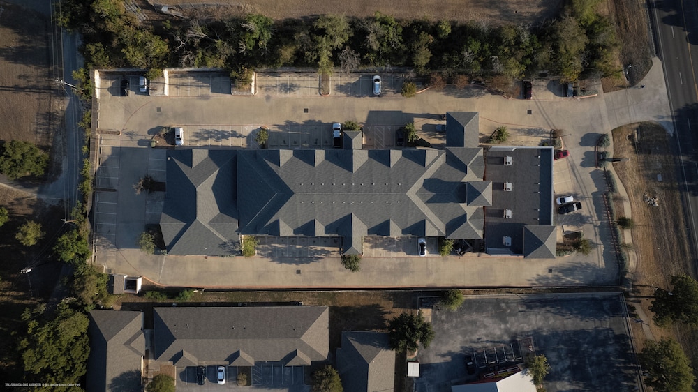 The Bungalows Hotel Event Center 54/61