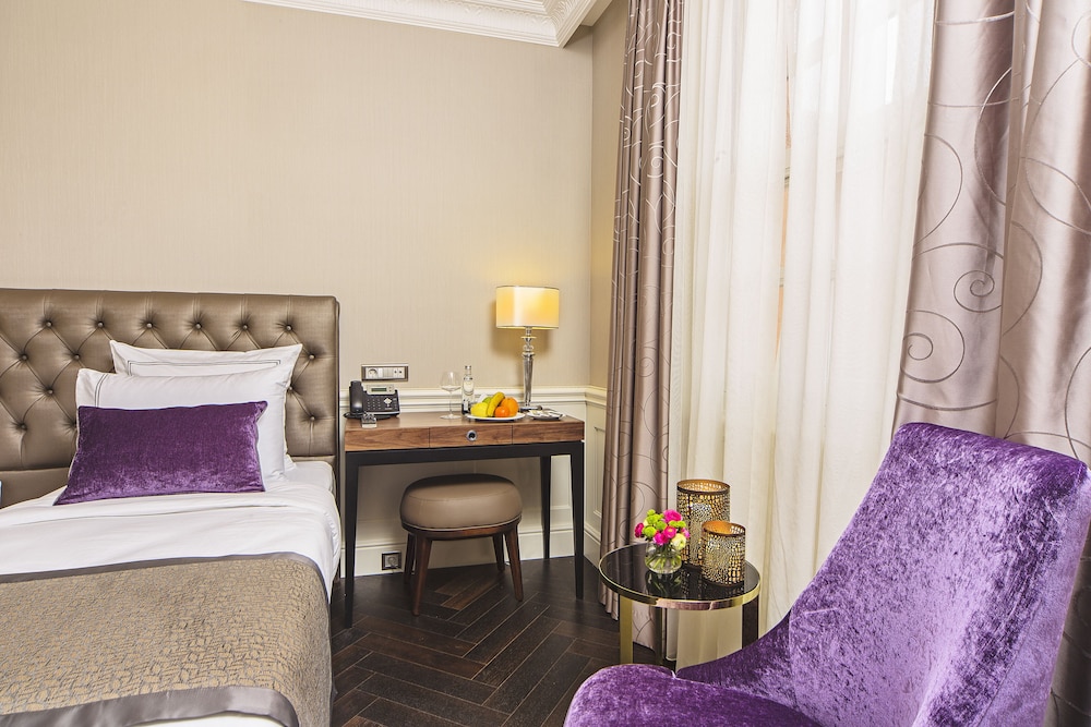 DELUXE, KING BED