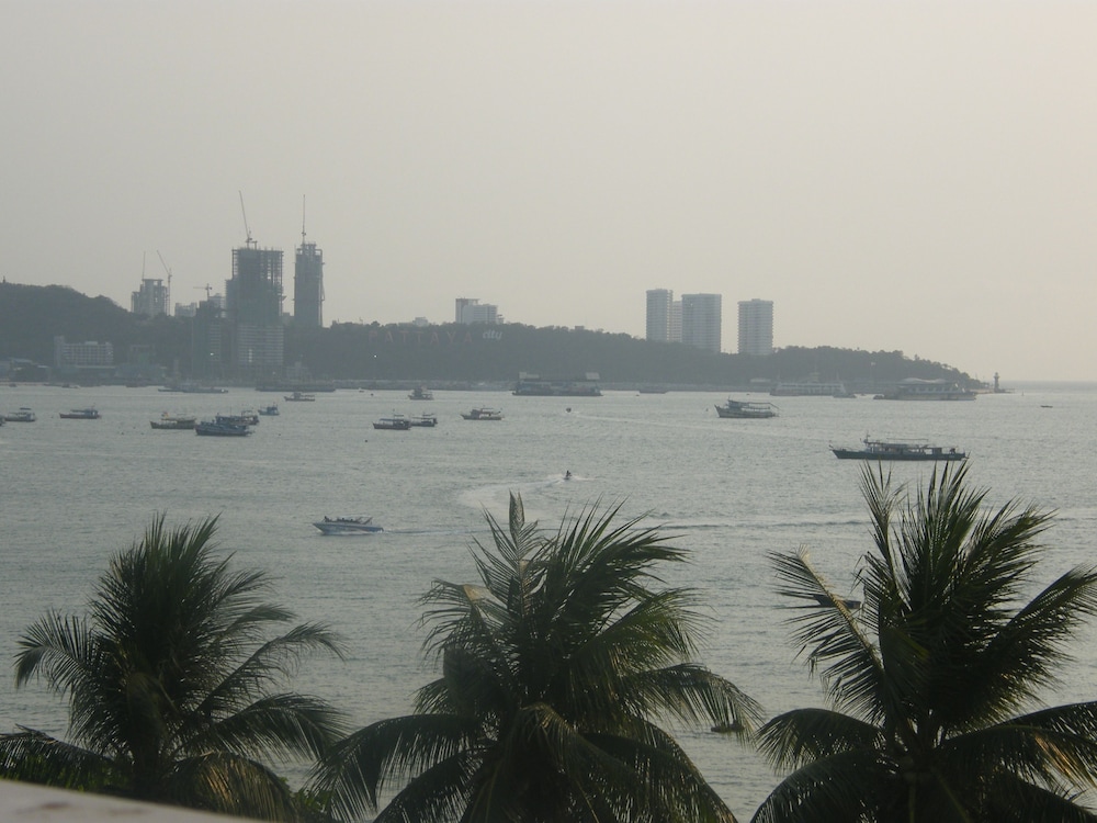 The Beach Front Resort Pattaya 77/87