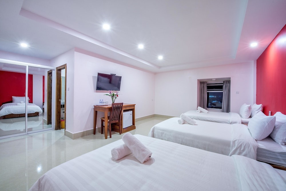 Golden Citadel Hotel 8/32