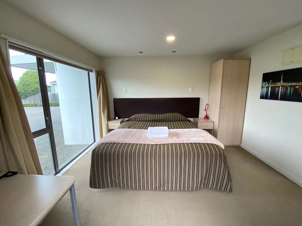 Alpha Motel Luxury Apartments 12/74