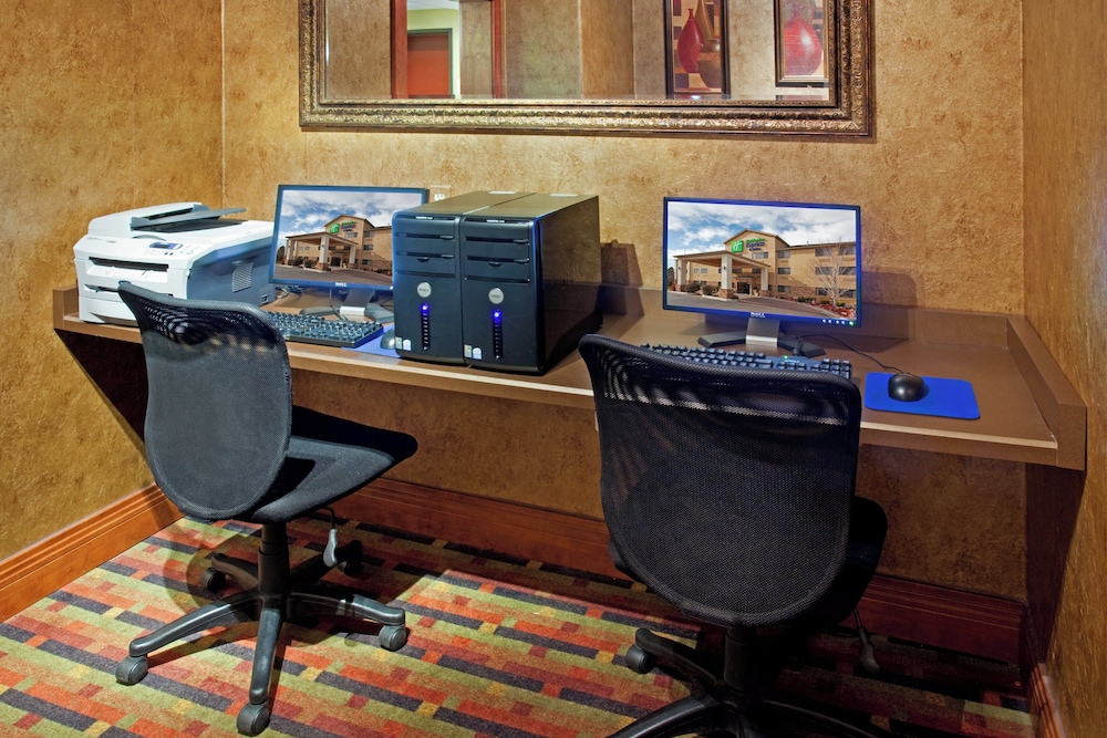 Holiday Inn Express and Suites Colorado Springs North an IHG Hotel 52/67