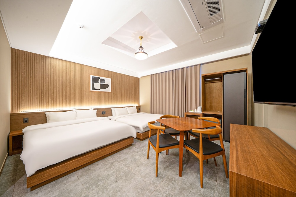 SUITE, TWIN BEDS