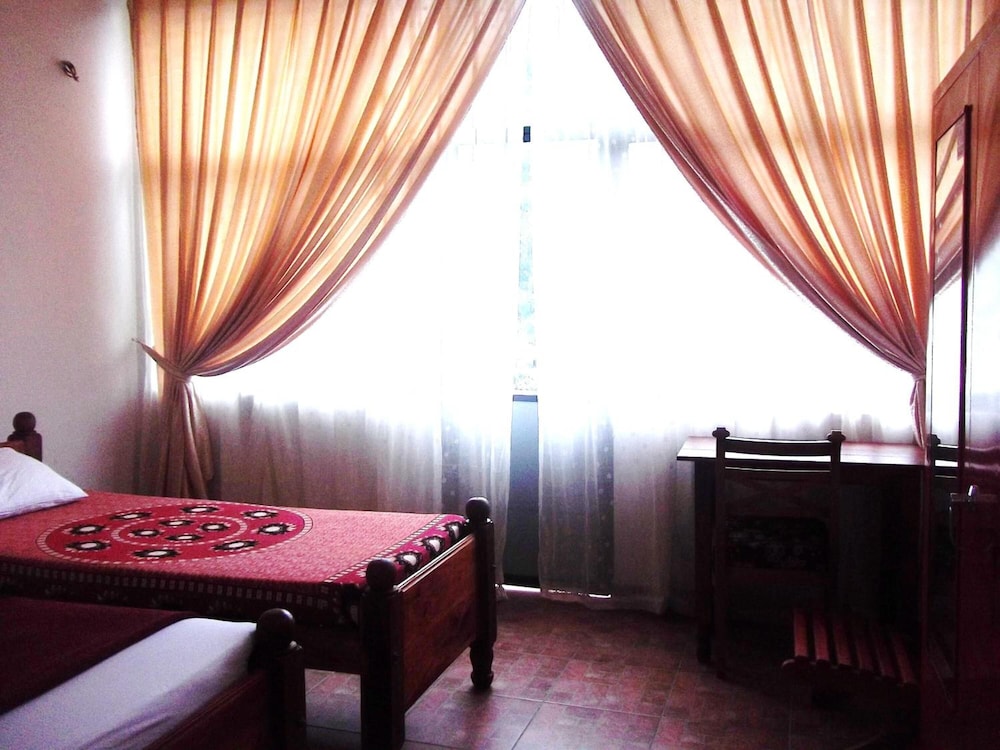 Majestic Tourist Hotel 29/49