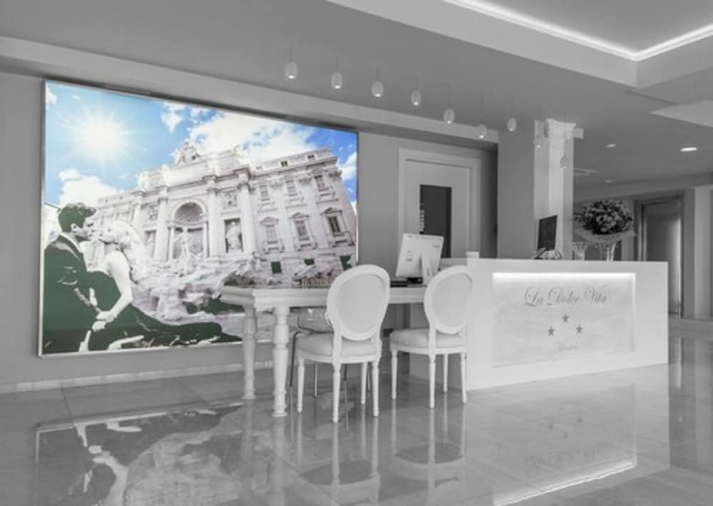 La Dolce Vita Hotel 4/30