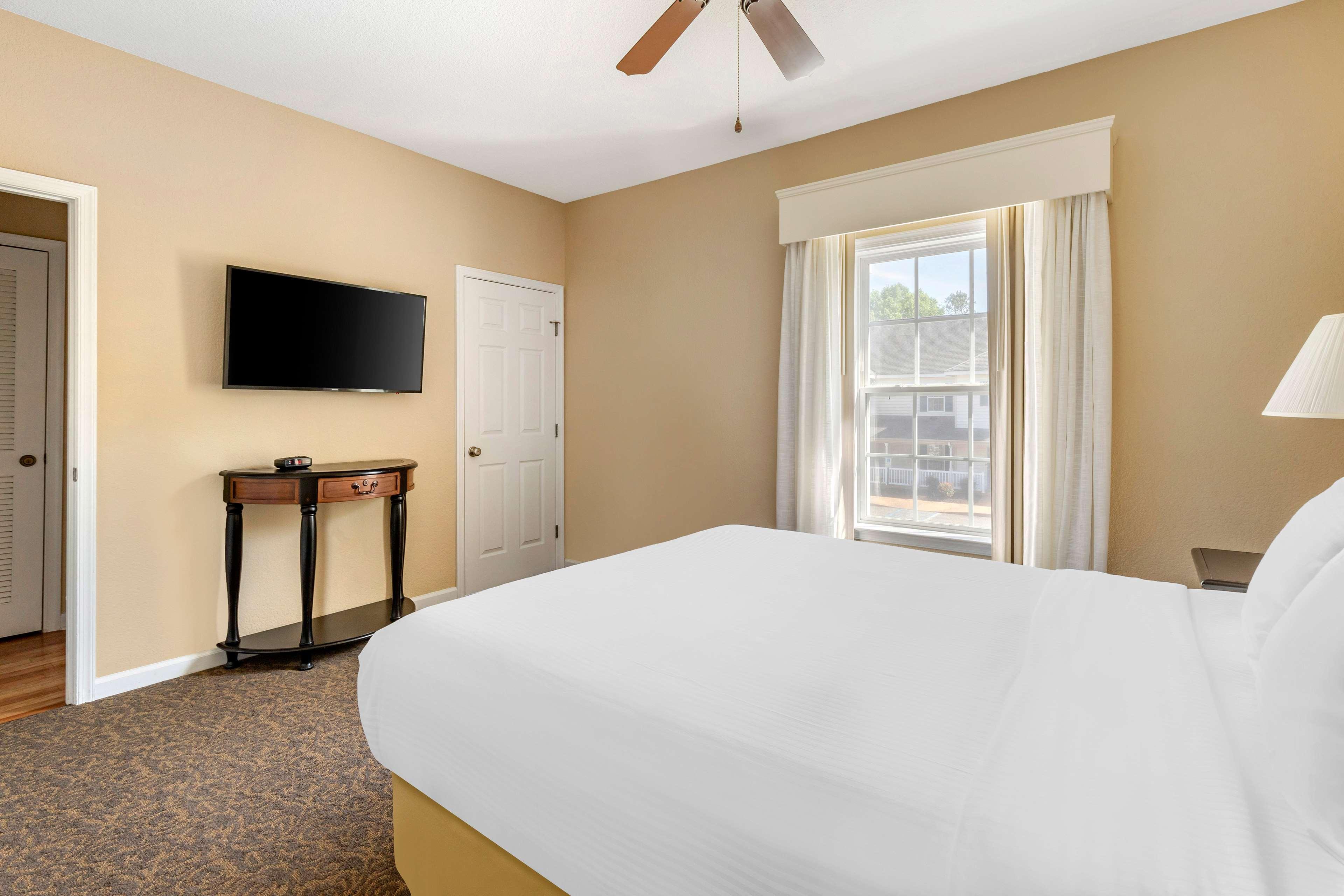2 BEDROOMS, UPSTAIRS, SUITE, KING AND QUEEN BED