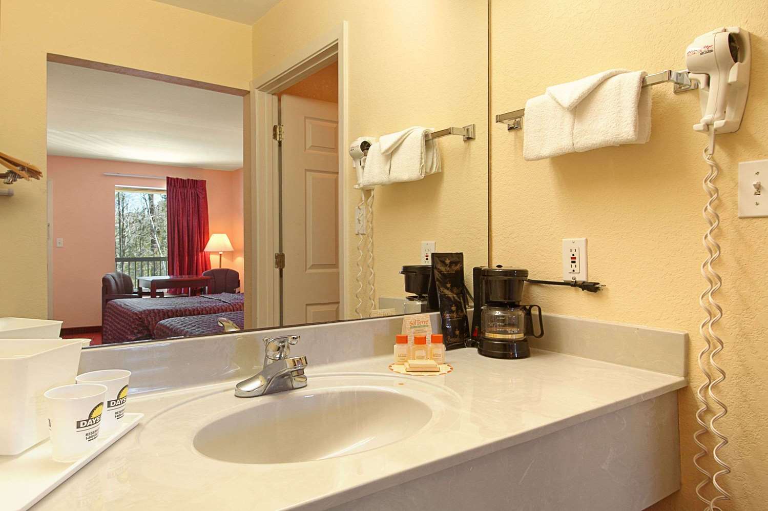 Days Inn by Wyndham Ocean Springs 31/32