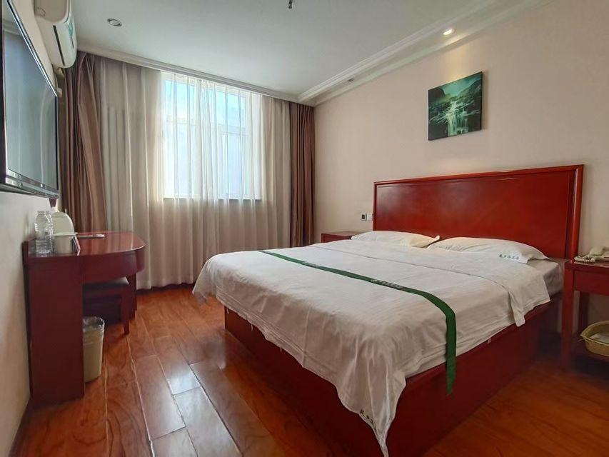 ROOM, DOUBLE BED