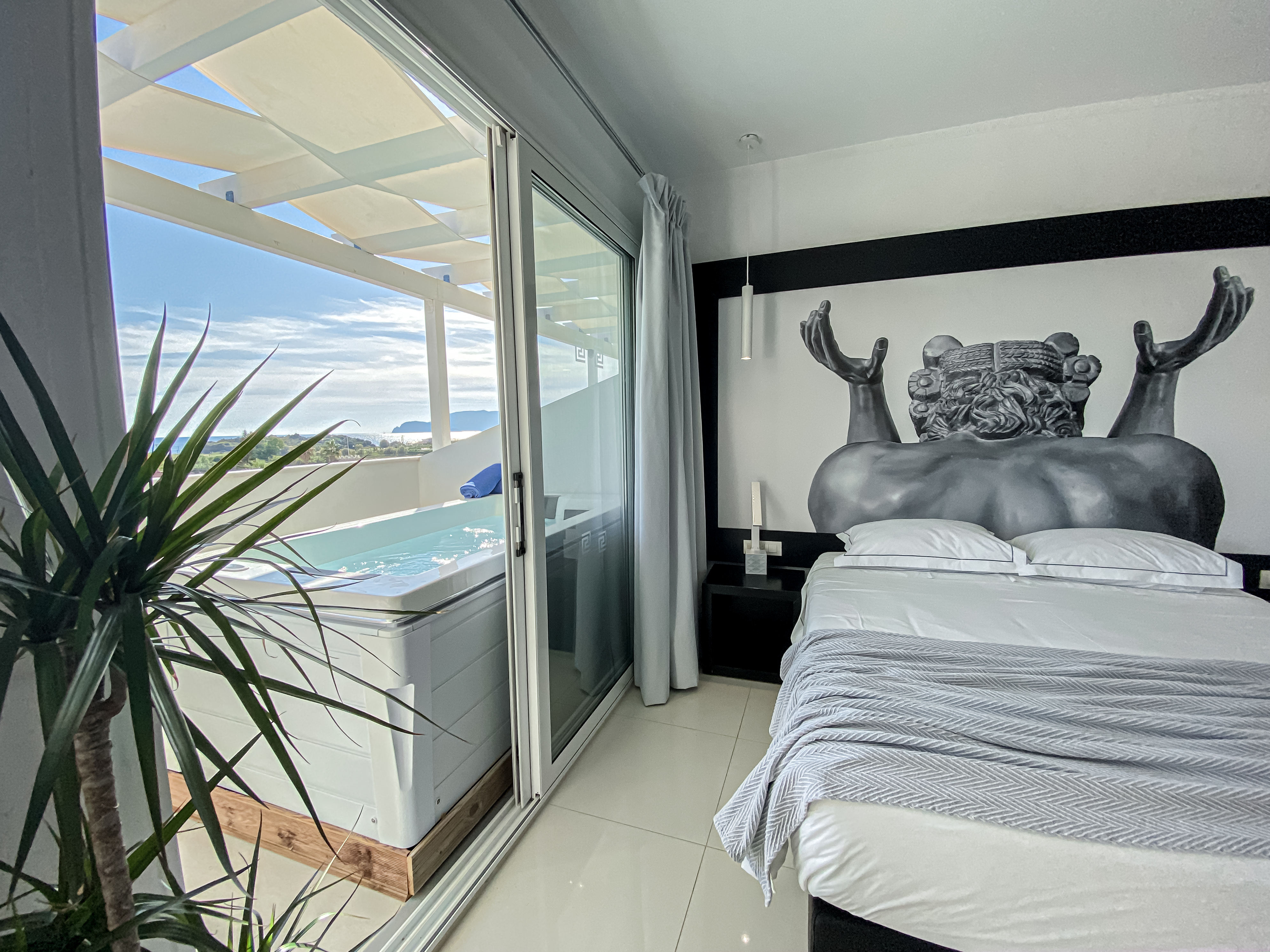 SUPERIOR, SUITE, JETTED TUB