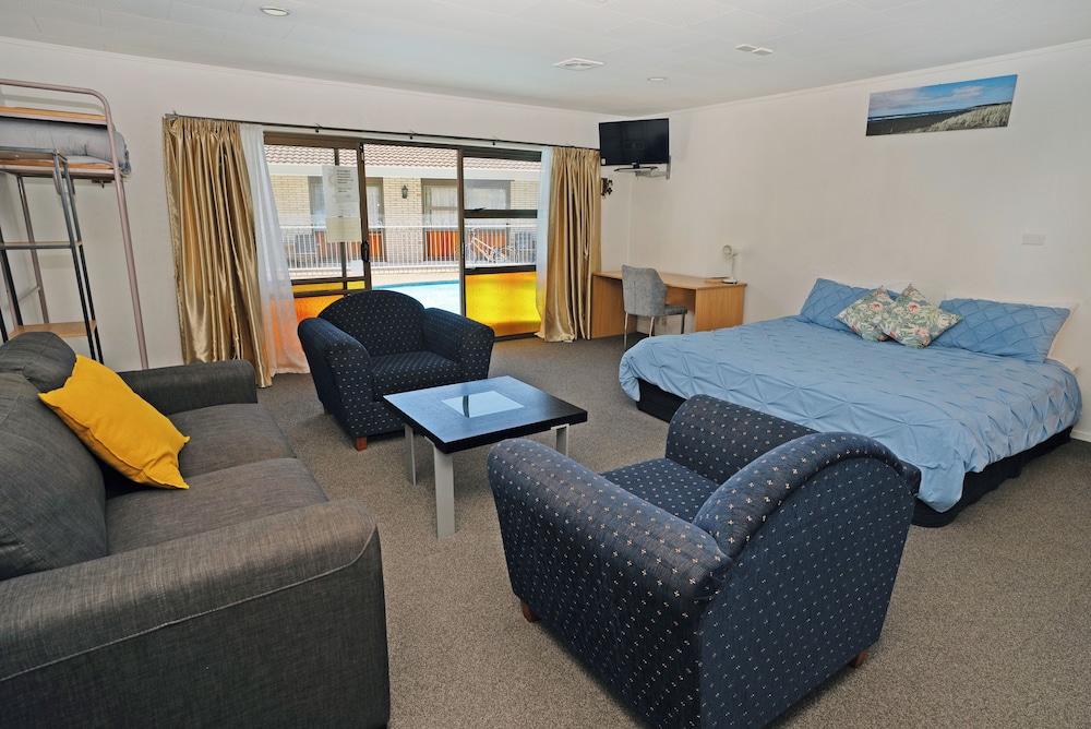 DUKES MIDWAY LODGE 25/43