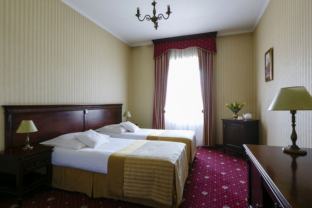 ROOM, TWIN BEDS