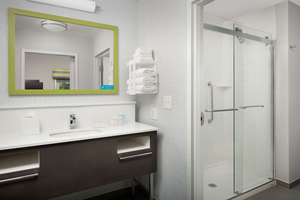 Hampton Inn Suites Charlotte Airport Lake Pointe 15/38