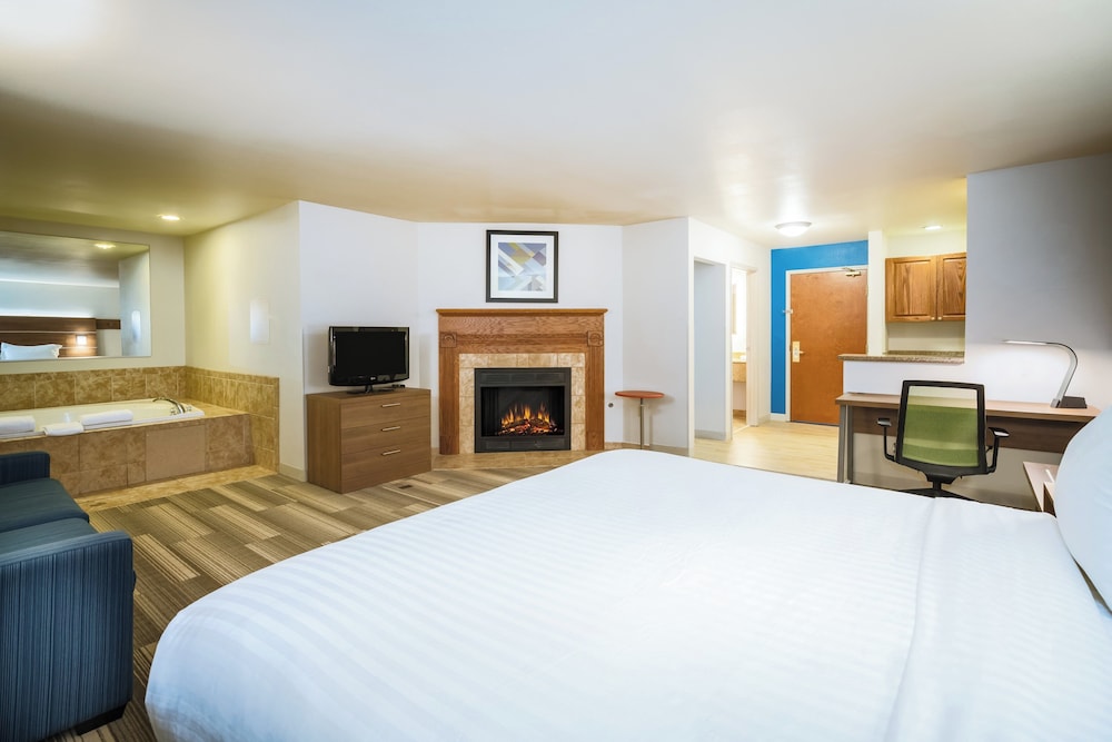 Holiday Inn Express & Suites Rocky Mount/Smith Mtn Lake 19/75