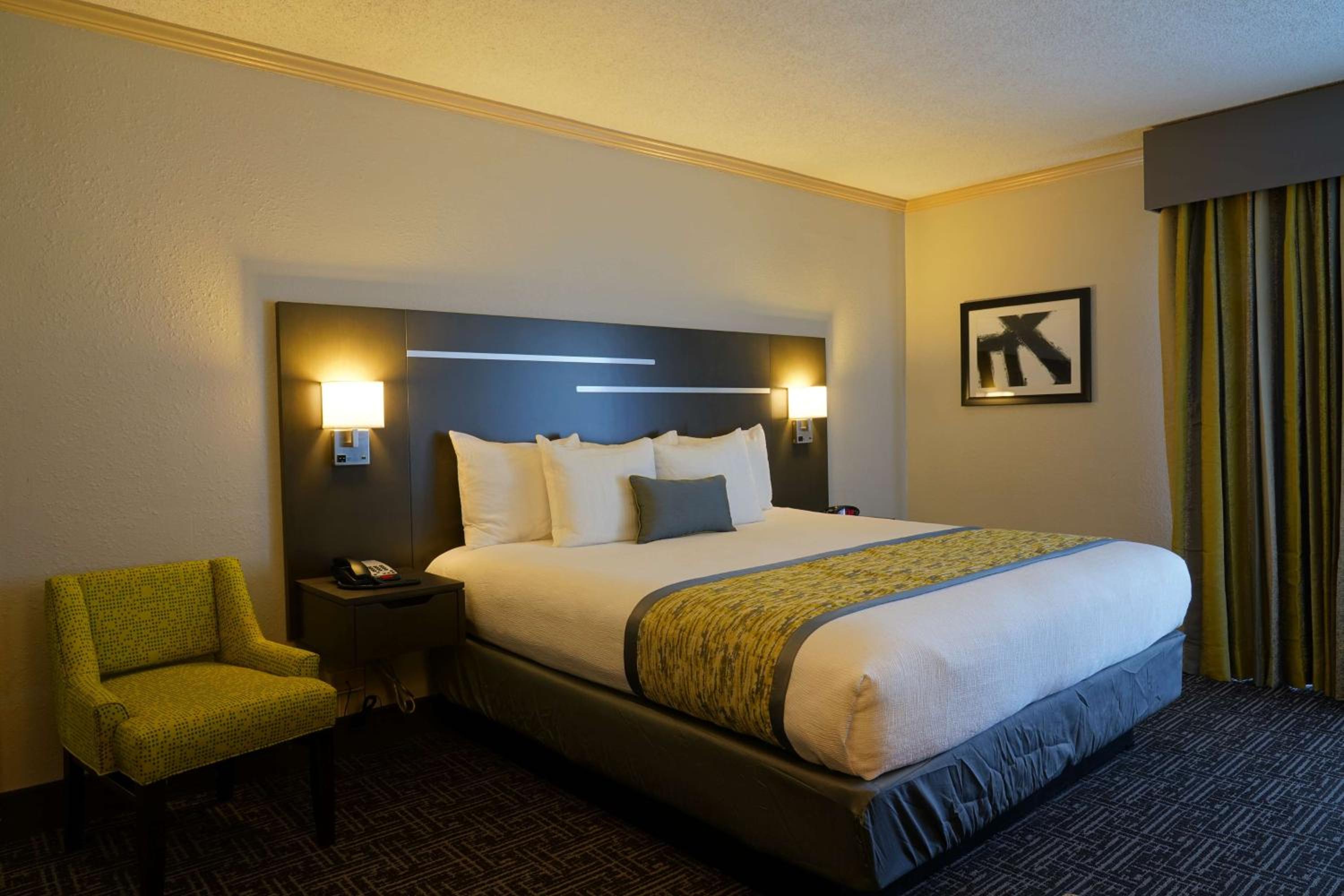 جناح بسرير كينج مع أريكة، Best Western Plus Morristown Conference Center 3/5