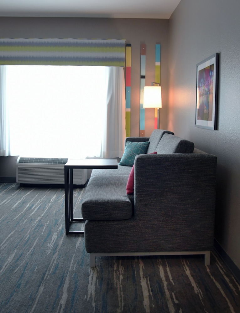 Hampton Inn Glendale Milwaukee, WI 26/42