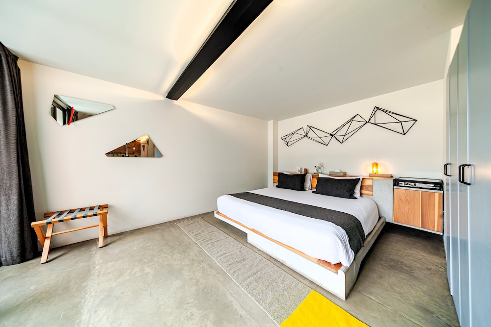 Carlota Hotel 12/50