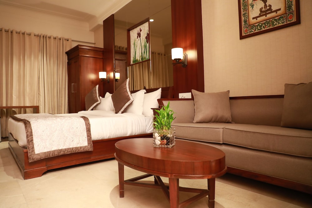 HOTEL GOLDEN TOWER. 38/42