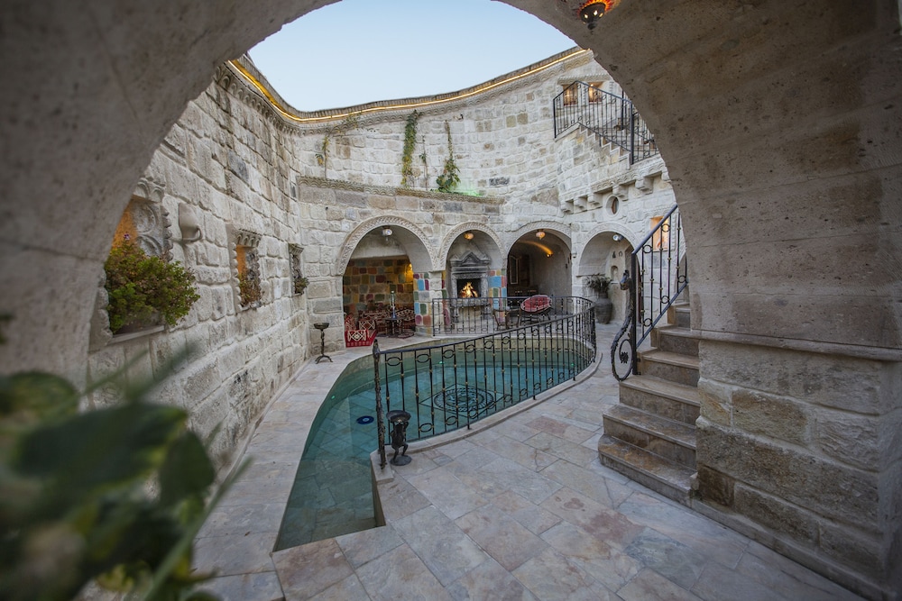 Royal Cave Hotel 30/58