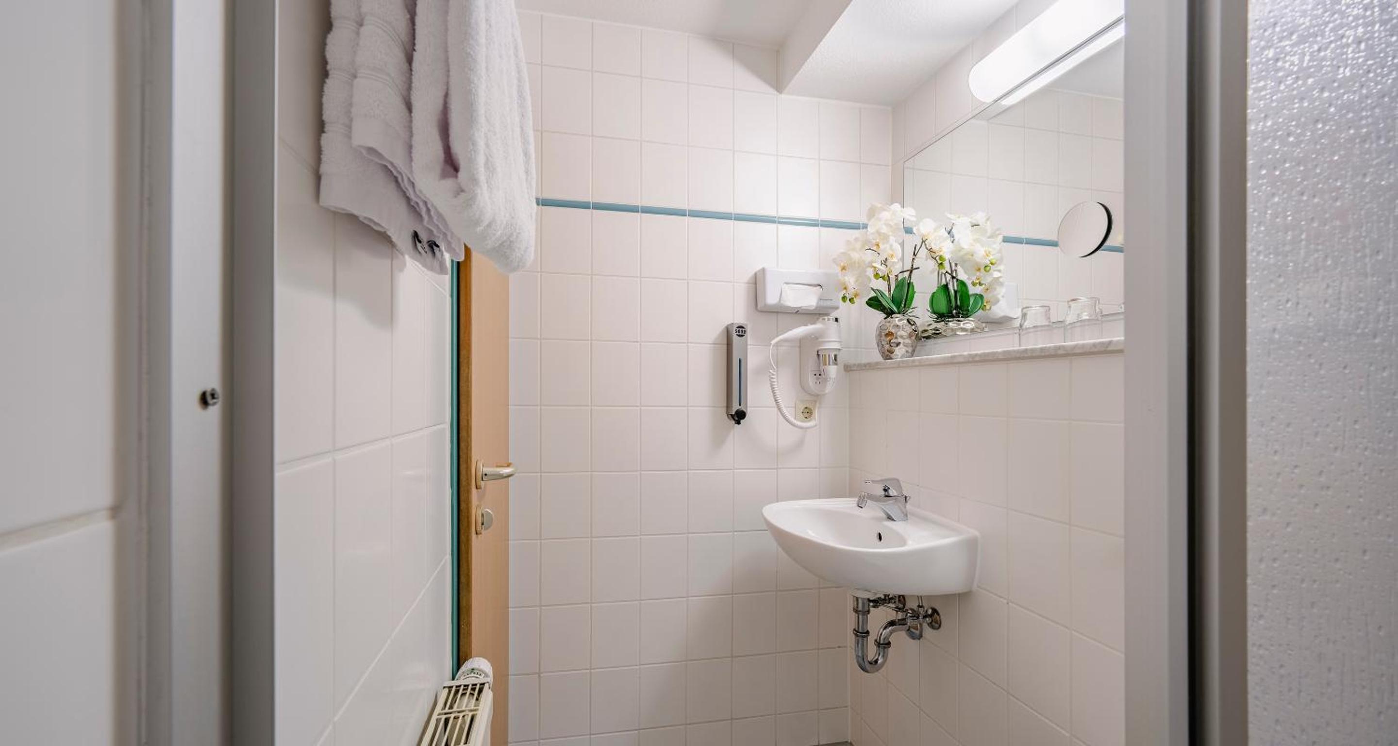 غرفة كومفورت رباعية بسرير كوين مع أريكة، Plaza Hotel Blankenburg Ditzingen Sure Hotel Collection 9/10