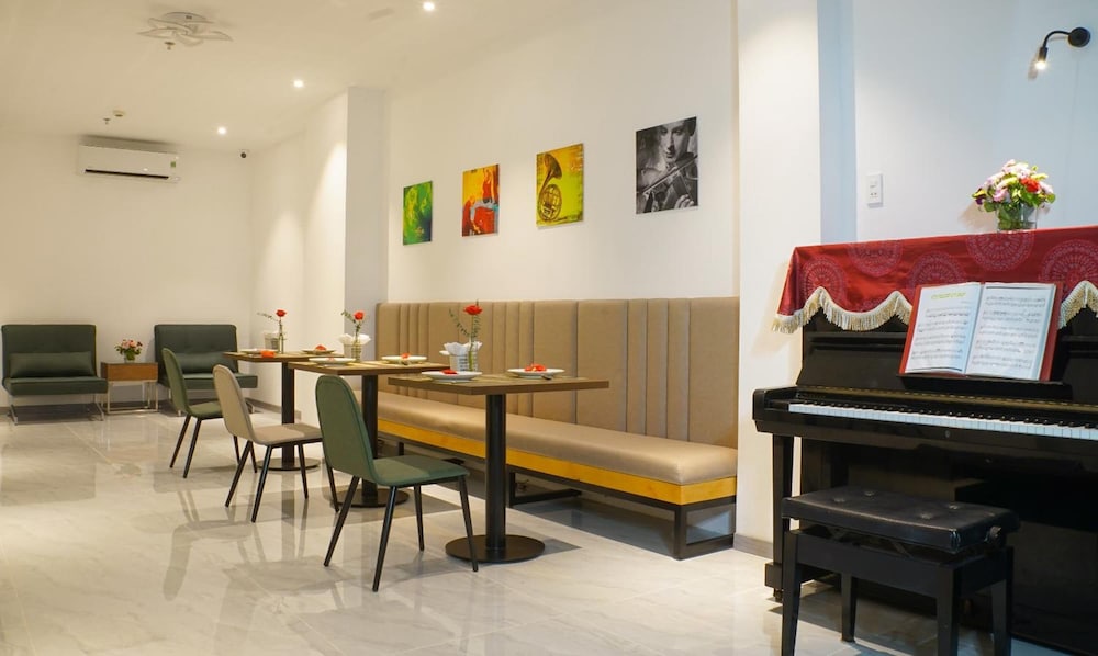 Piano Hotel 16/25