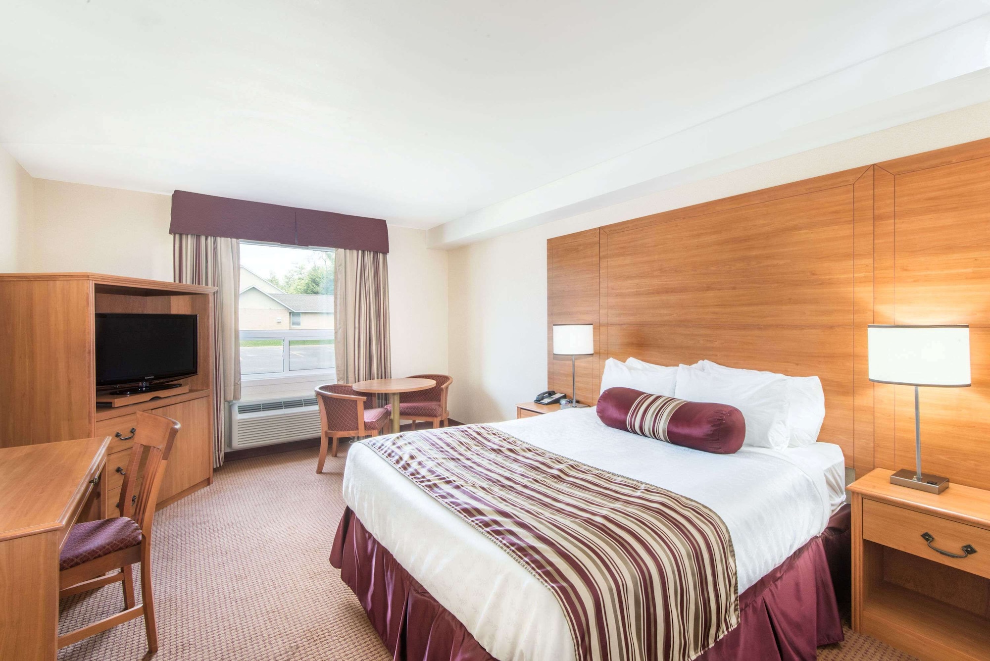 غرفة قياسية بسريرين كوين، Super 8 by Wyndham Cornwall ON 3/6