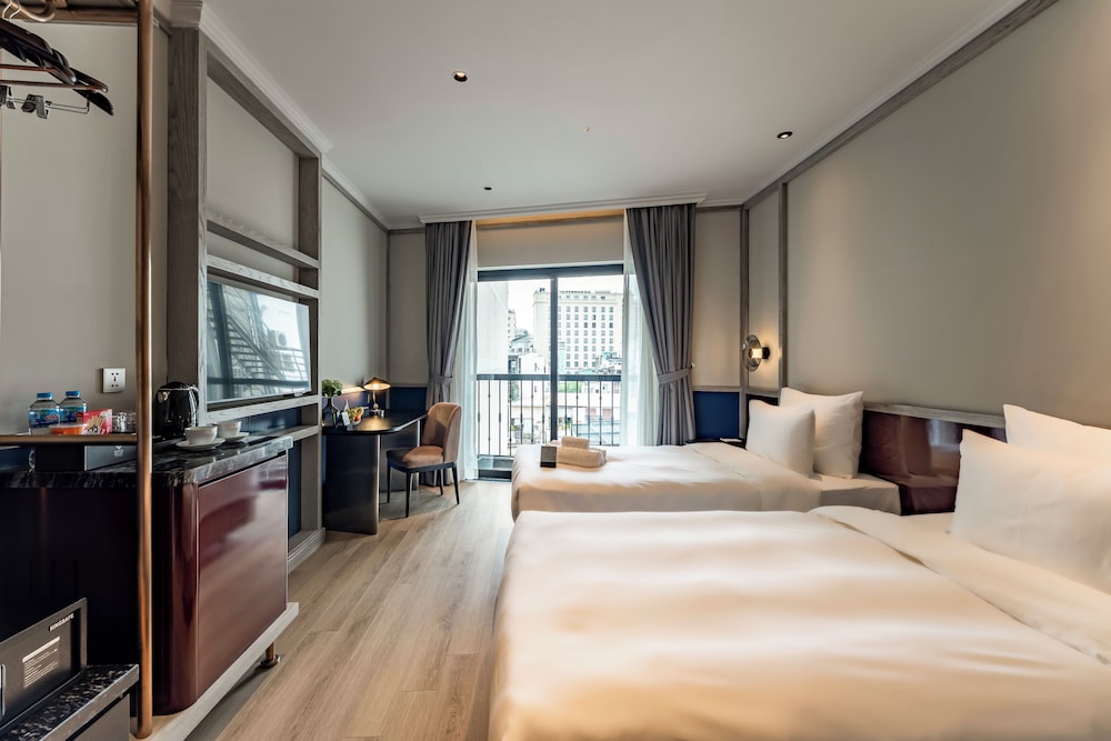 Junior Suite, King Bed, French Balcony