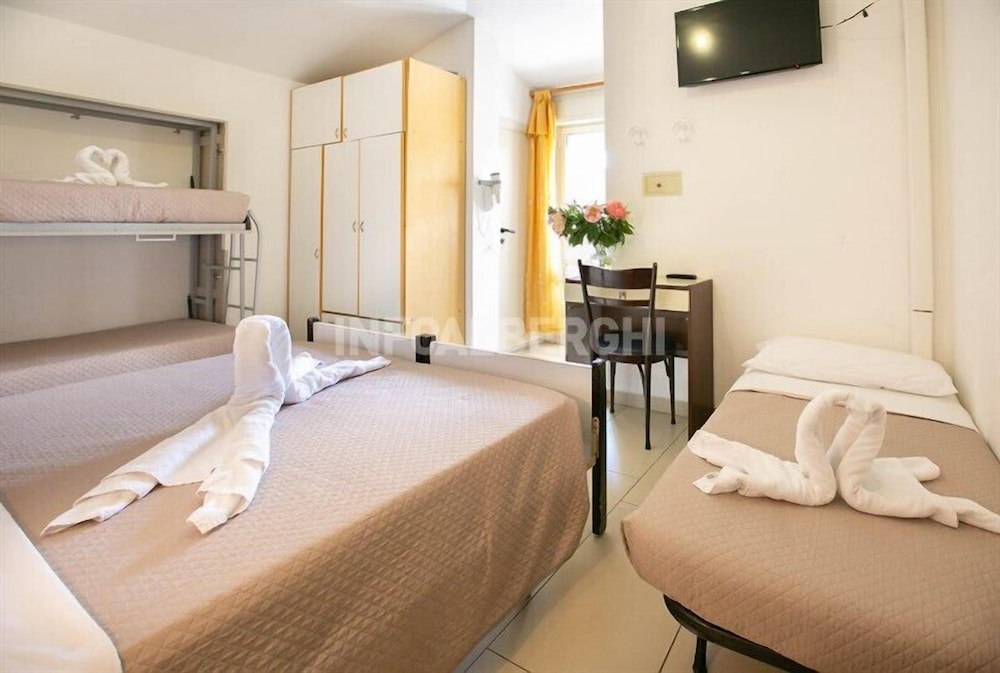 ROOM, QUADRUPLE