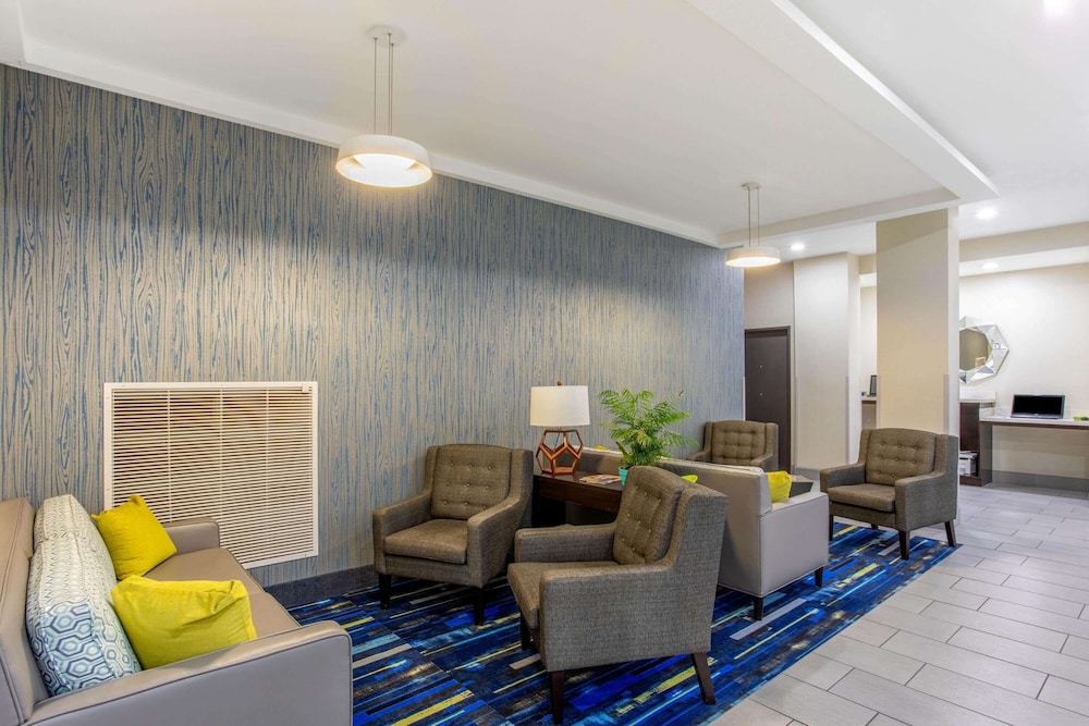 La Quinta Inn and Suites by Wyndham Cullman 32/46