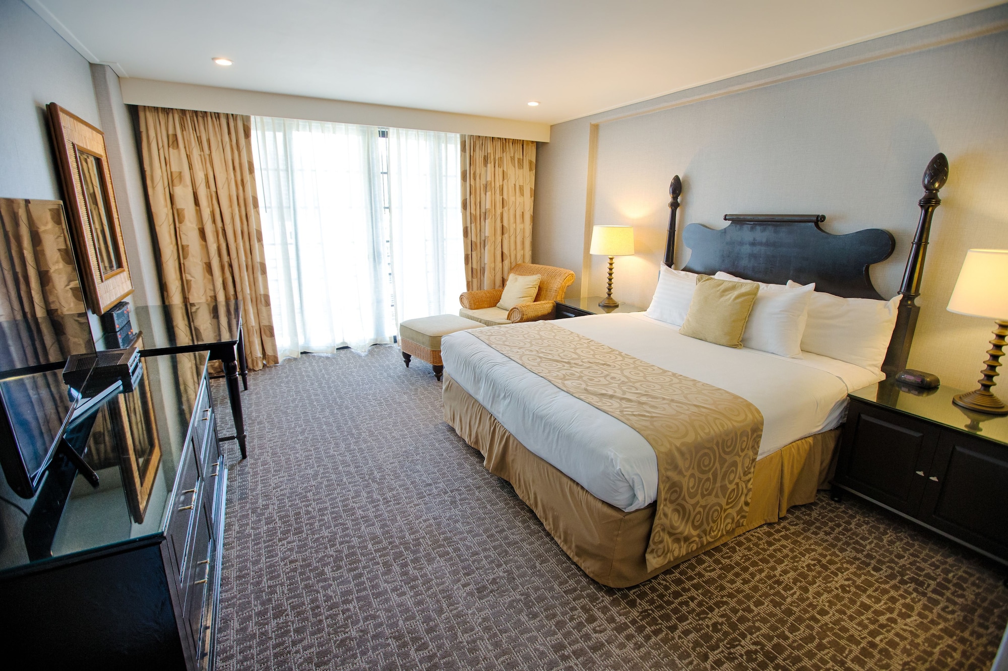 DELUXE, KING BED