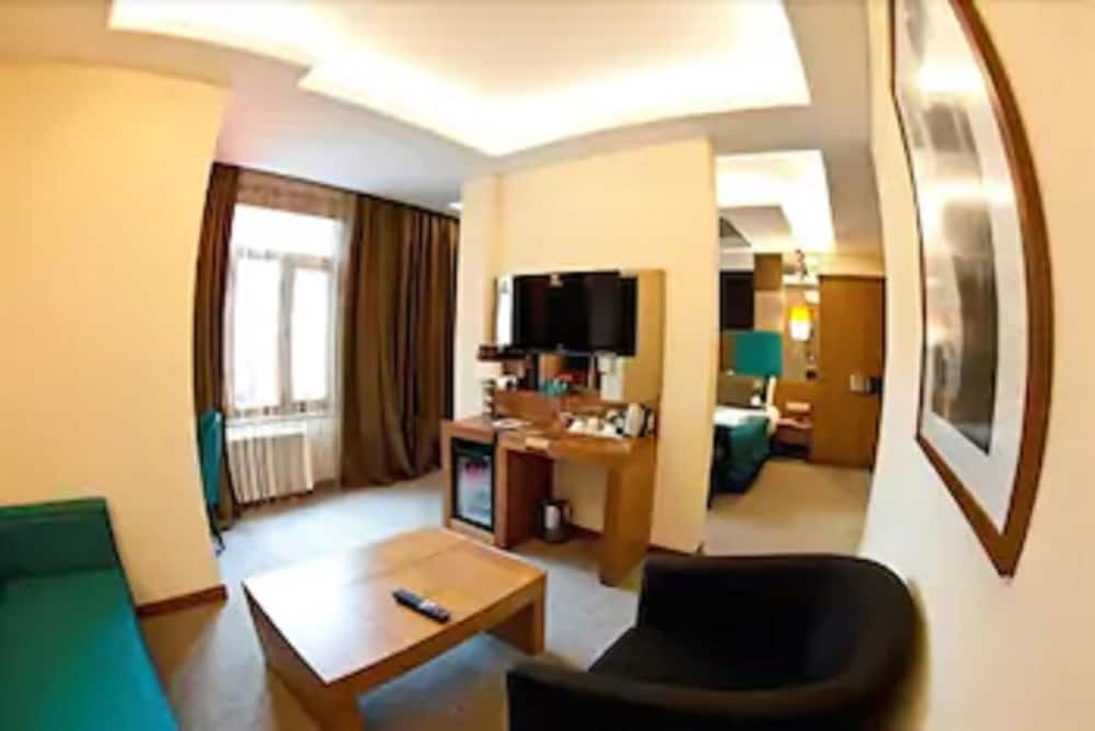 Collage Pera Hotel 16/30