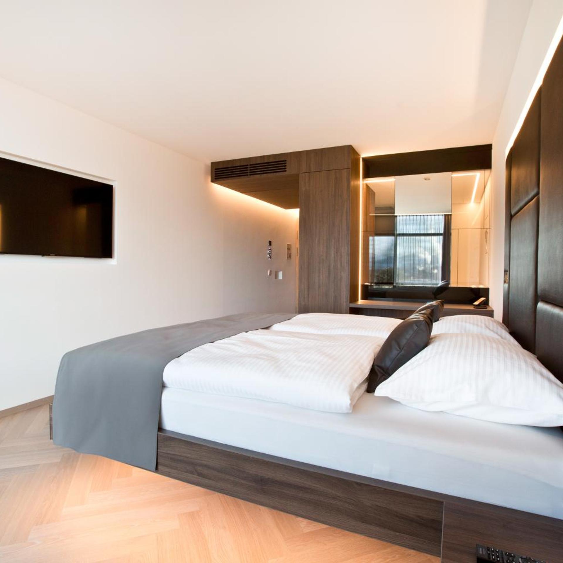 DELUXE, DOUBLE BED