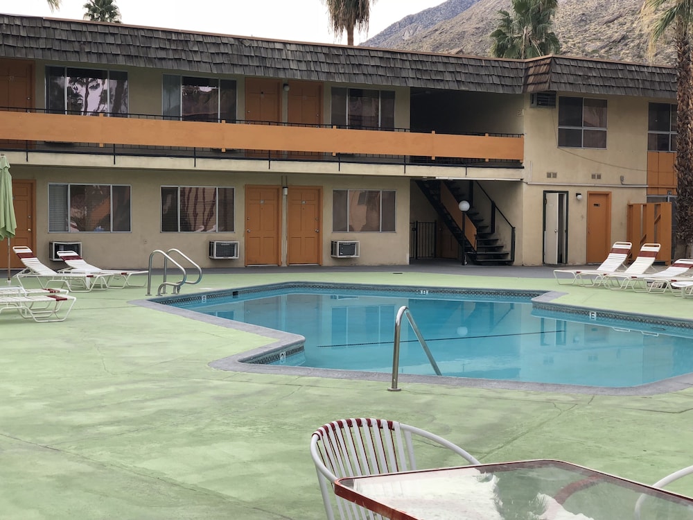 Desert Lodge 7/50