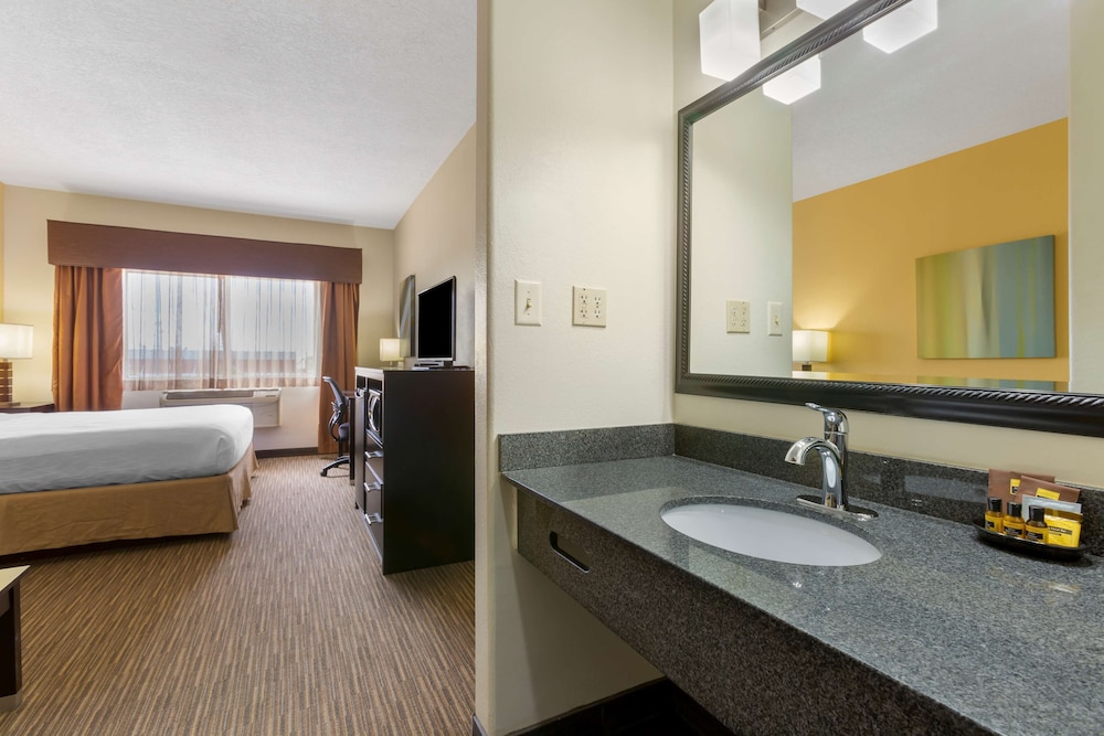 Best Western Plus The Four Corners Inn 69/69