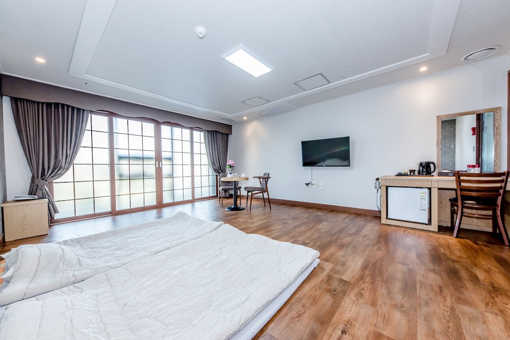 Leslie Hotel 23/42