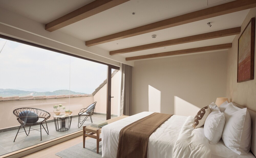 Grand, Suite, King Bed, Valley View, Balcony