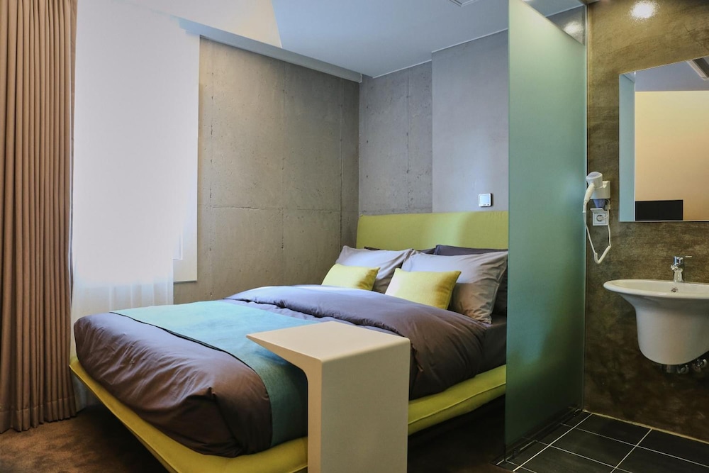 Cocomo Hotel And Gallery 53/54